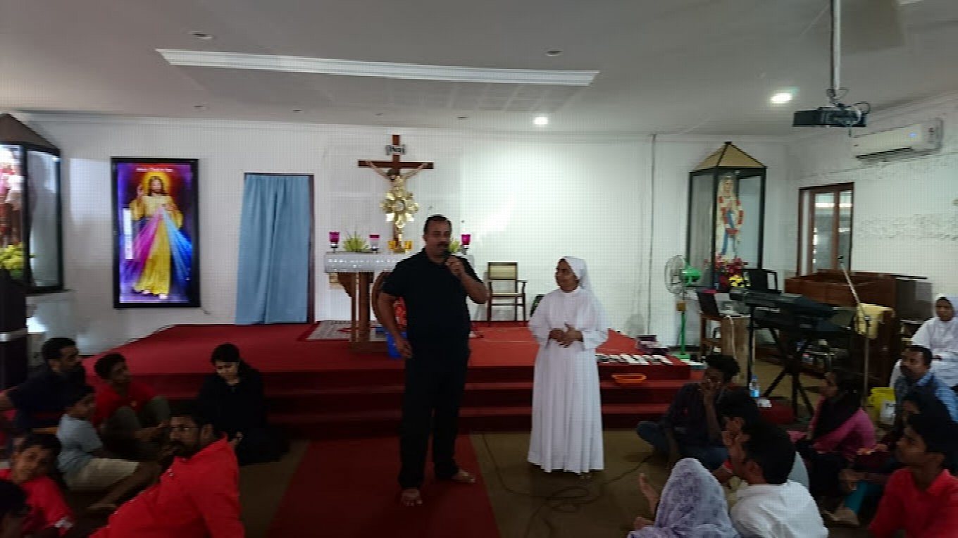 A session in progress, the hall full of families